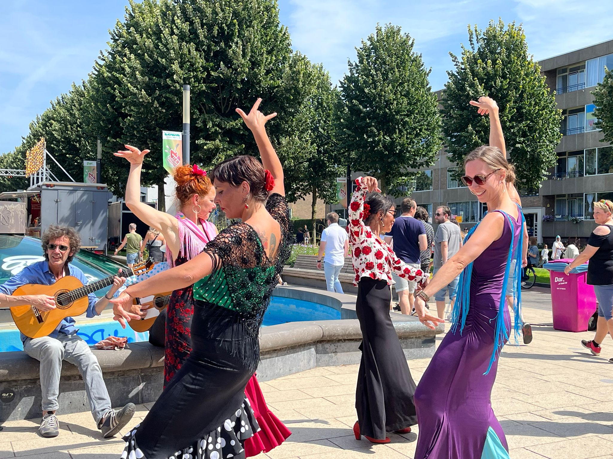 Sevillanas dansen tijdens zomerfeesten Nijmeegse vierdaagse 2022